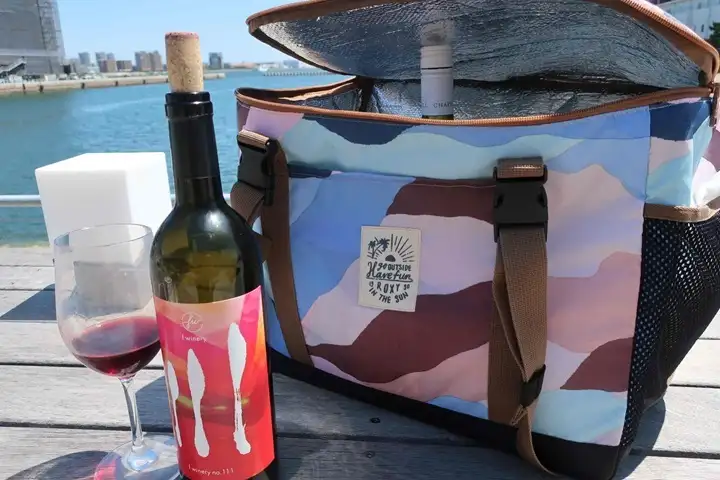ロキシーの保冷バッグクロスロードと赤ワインと海
