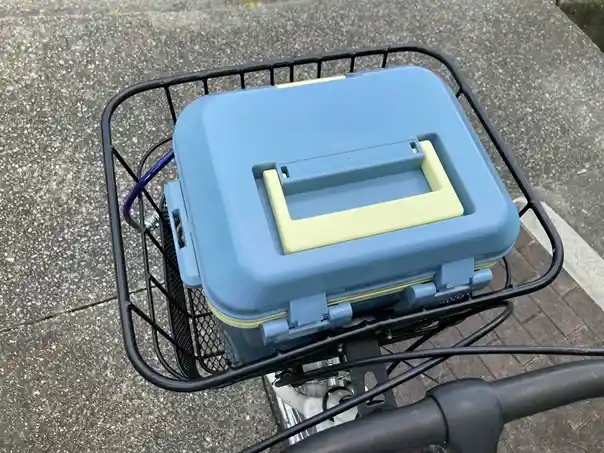 自転車のカゴにクーラーボックス