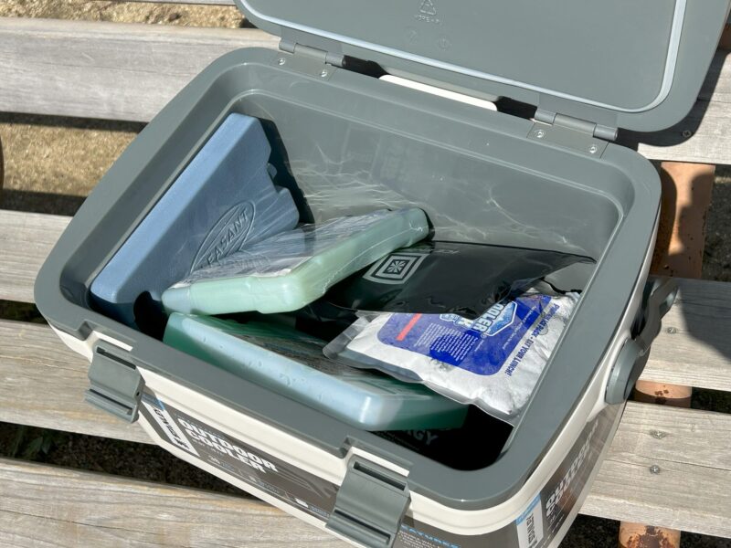 保冷剤とクーラーボックス