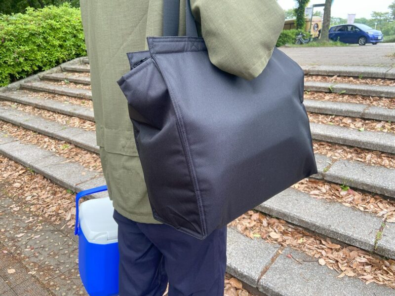 無印買い物バッグを公園で使う様子