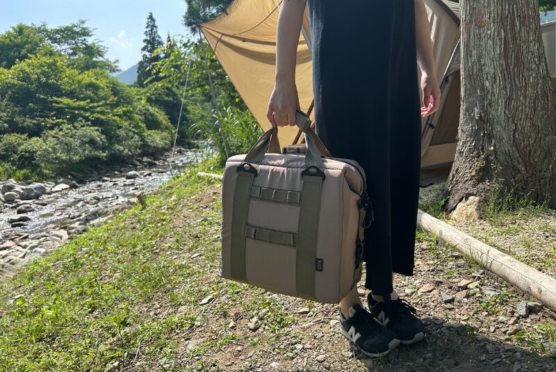 女性がタフクーラーを持っている