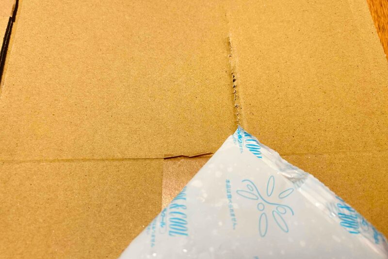 ソフトの保冷剤で段ボールが削れた様子