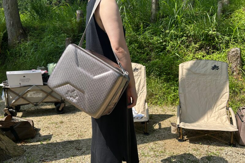 ハイパー氷点下クーラーを提げた女性