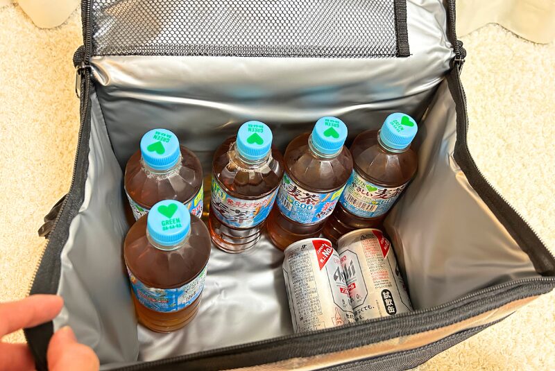 クーラーバッグとペットボトルとビール缶