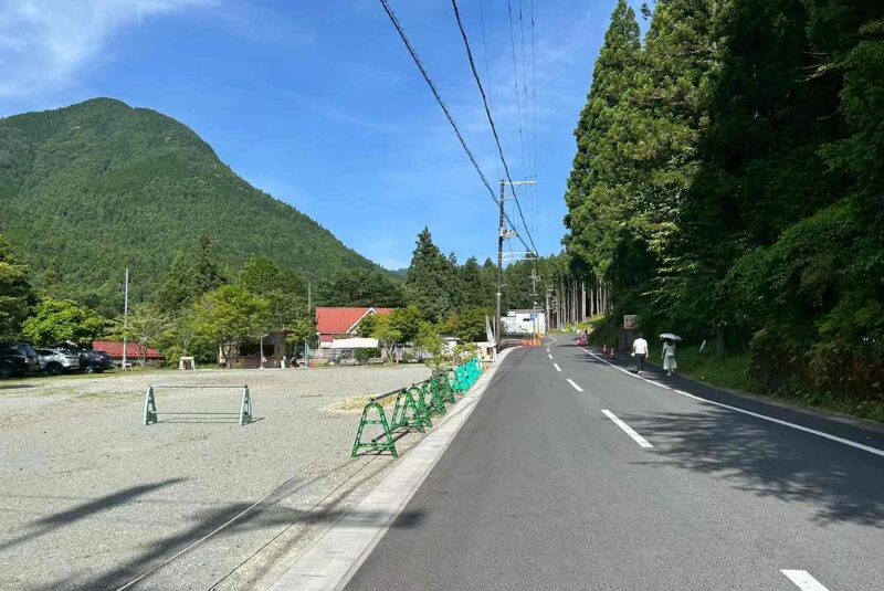 山の家-前の道路