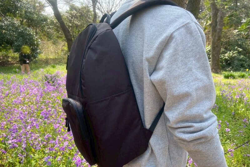 サーモス-保冷リュック-男性背負う