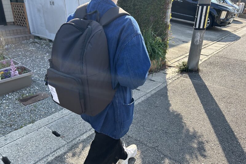 女性が背負うサーモス保冷リュック