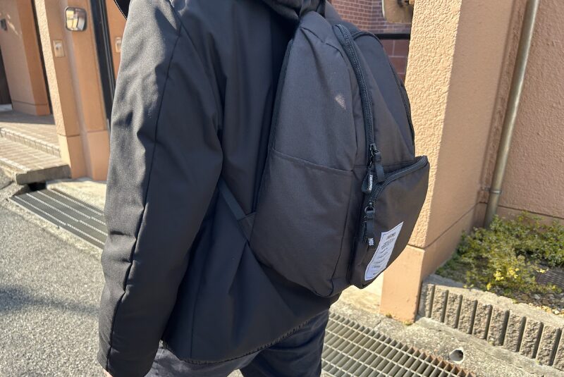 男性が背負うサーモス保冷リュック