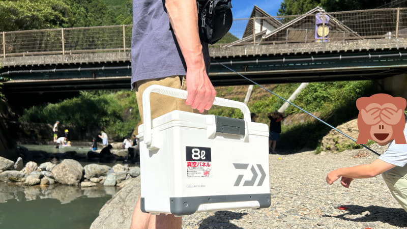 男性がクールライン8Lうぃ持つ（サイズ感）
